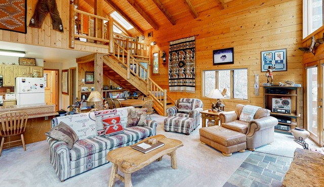 Serene mountainside cabin, with washer/dryer - near skiing