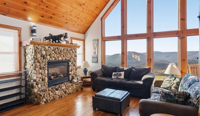 Serene Mountaintop Cabin w/Views near Snowshoe!