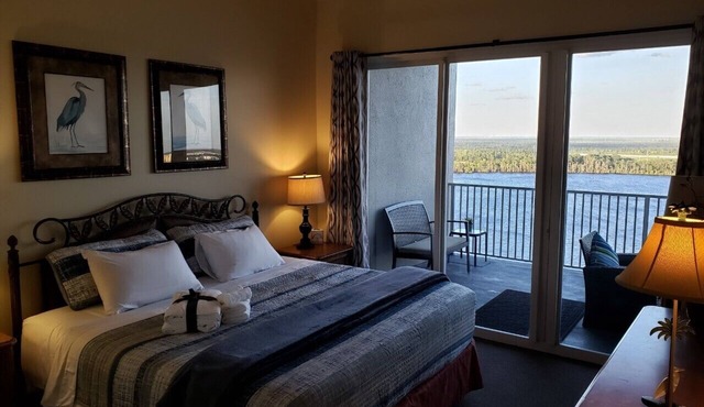 Serene Oasis Lakefront Penthouse Facing Disney