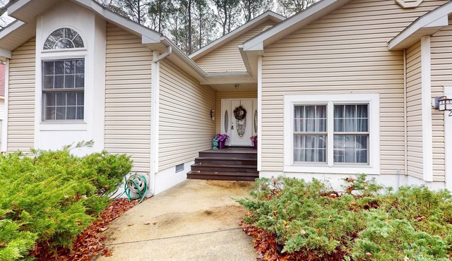 Serene Ocean Pines home w/private deck all-season room & fully stocked kitchen
