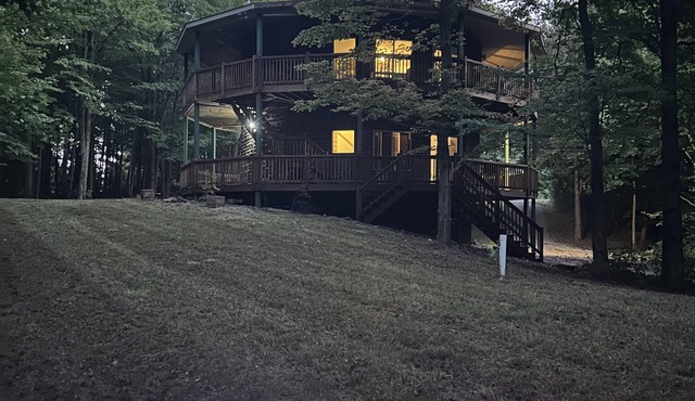 Serene one bedroom tree top lodge along the wine trail.
