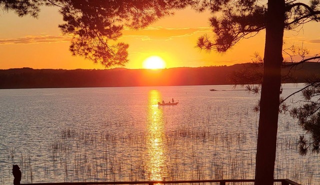 Serene one level cabin home with private beach on Pine Mountain Lake Sleeps 10