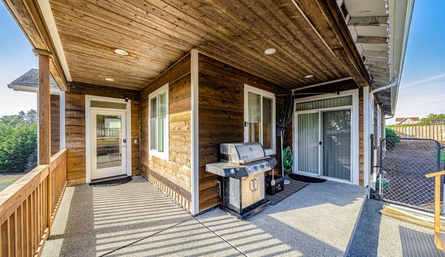 Serene, Open Home w/a Private Hot Tub - Walk to Beach & Golf