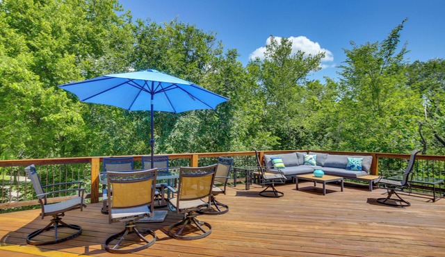 Serene Pacific Getaway: Deck, Grill & Fire Pit!