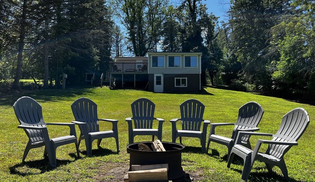 Serene Port Bay Cottage: waterfront, 3 kayaks, pedal boat, fire pit, grill, ac