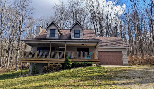 Serene & private getaway 5 min. from EVL. 4 beds, 2.5 baths, sleeps 14, hot tub.