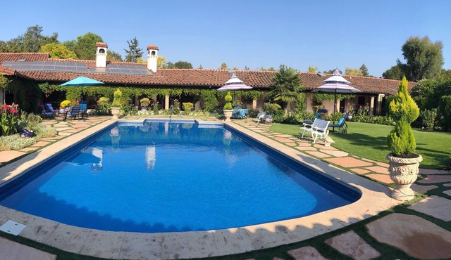 Serene, private haven - great restaurants, shopping, redwoods, ocean, hiking!n