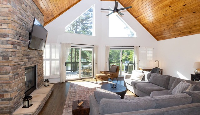 Serene Private Lake Oconee Home - Modern Amenities