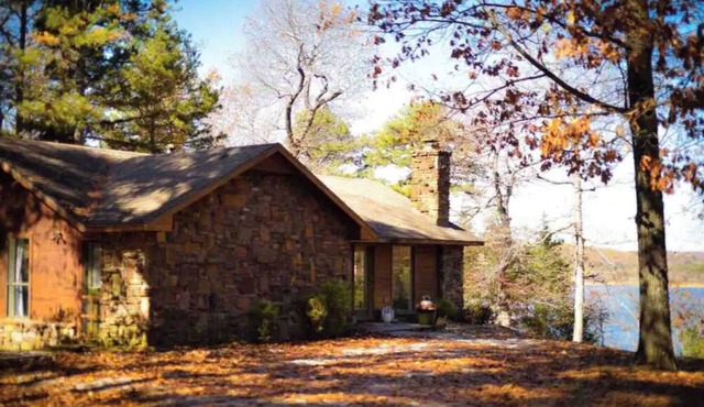 Serene & Private Lakefront Cabin- Beaver Lake Northwest Arkansas