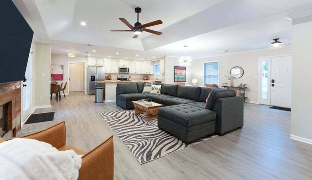 Serene Private Pool, Outside55"TV,Grill,Cornhole,85"TVoverfireplace 15 Min to UA