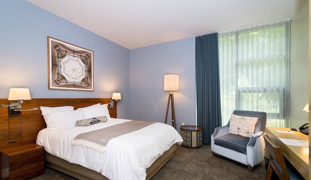 Serene Queen Guestroom Near Tivoli & Farm Markets