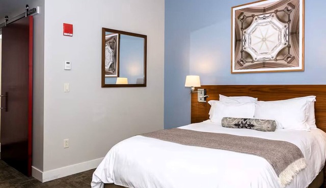 Serene Queen Guestroom Near Tivoli & Farm Markets