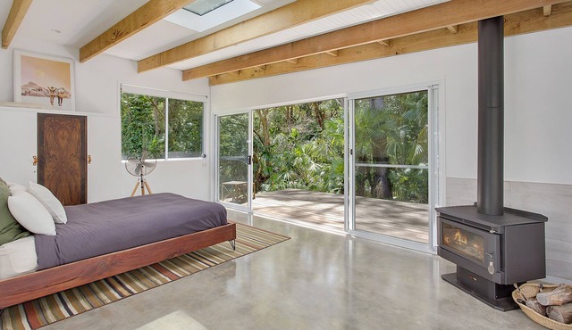 Serene Rainforest Chalet: Escape to Arakoon's Lush Retreat.