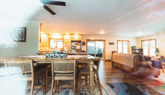 Serene Ranch House: Views & Hot Tub! Family Friendly