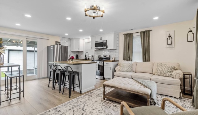 Serene, Renovated 2BR near Airport w/Yard