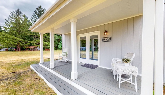 Serene Retreat by the Creek - Open-Concept Layout