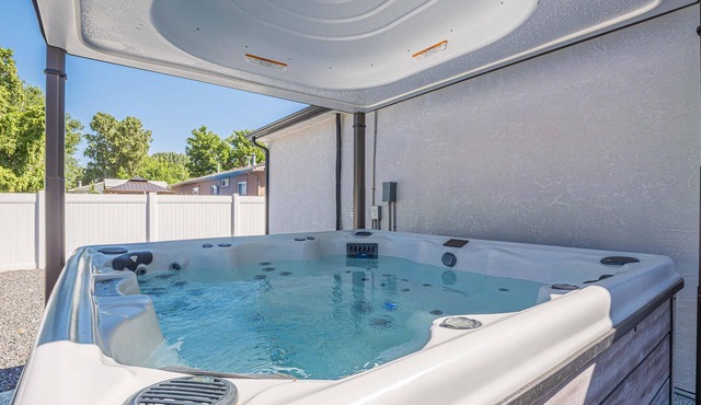 Serene Retreat: Darts, Pool Table & Hot Tub!