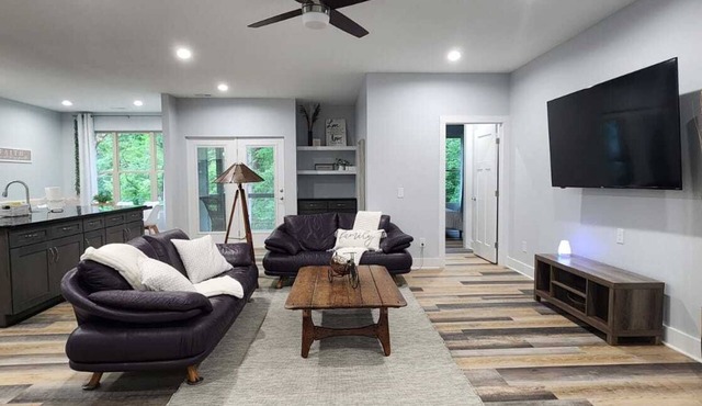 Serene Retreat in Waxhaw: Steps Away from Downtown Delights!
