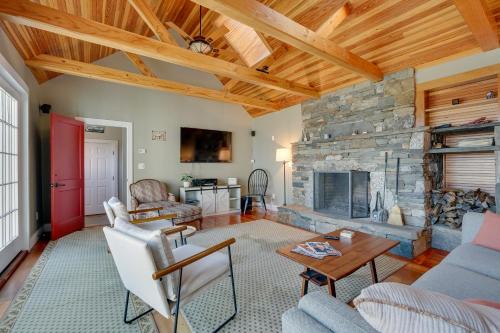 Serene Retreat Near Mt Snow: Great for Groups!