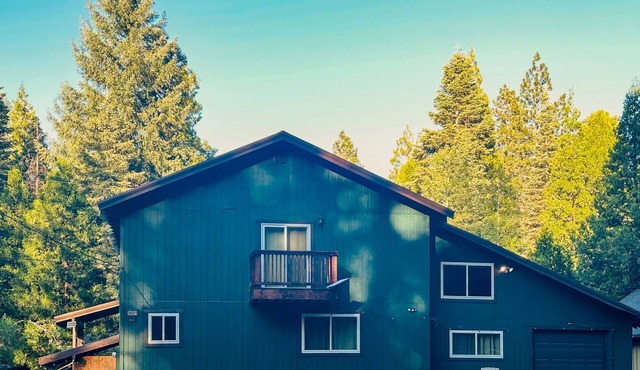 Serene retreat w/2 kitchens, 2 living rooms, huge deck+ hot tub-creekfront view