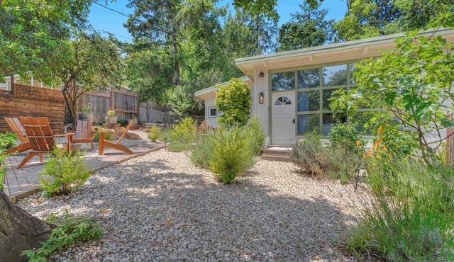 Serene Retreat with Hot Tub - Fire Pit - Deck