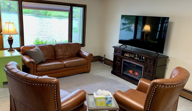 Serene river apartment walking distance to downtown and Heartland Trail!