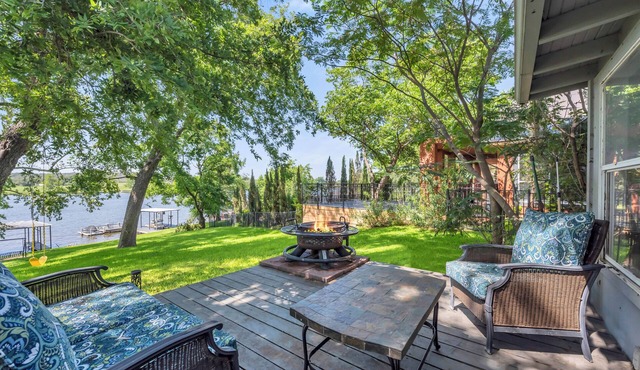 Serene Riverfront Sanctuary: Private Boat Dock and Hill Country Views