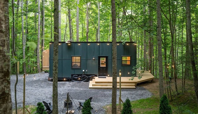 Serene, Romantic Getaway, Outdoor Shower, and Hiking!