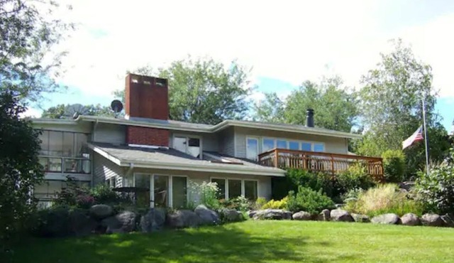 Serene rural accommodations minutes away from Ames and Iowa State University