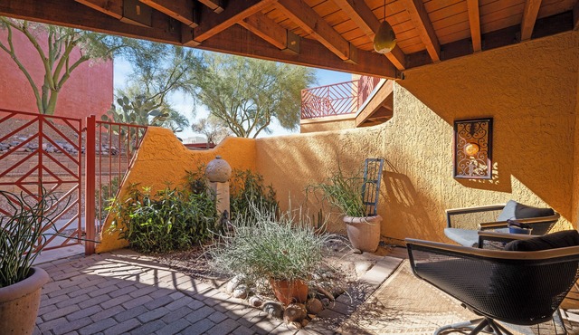 Serene Saguaro- Foothills condo w/heated pool, gym, private courtyard.