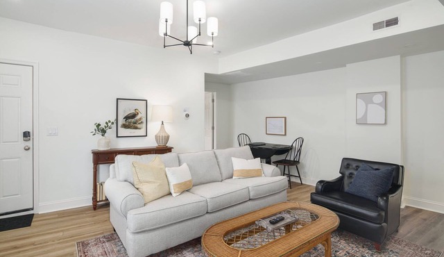 Serene Silverwood – Spacious 2B/2B with Parking