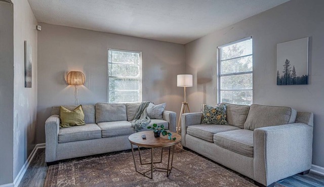 Serene Simplicity: Close to I-55 Graceland Airport