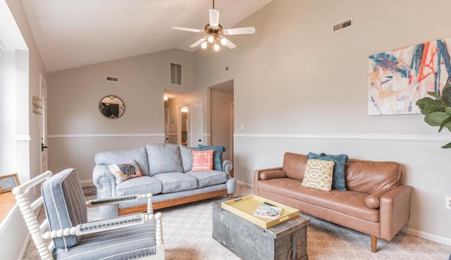 Serene single story, Grill, Fire Pit, fenced yard and Pet friendly stay