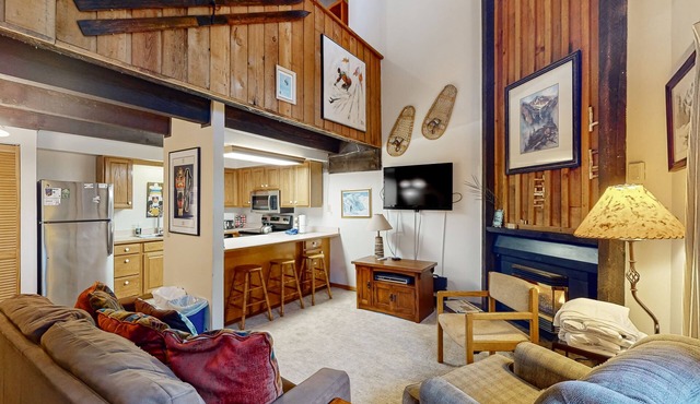 Serene ski-in/out condo with Shared Hot Tub - Access to Lifts