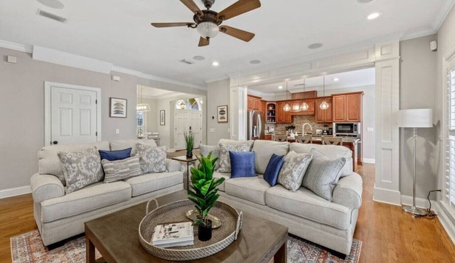 Serene Smart Home, Big Backyard, PET FRIENDLY!