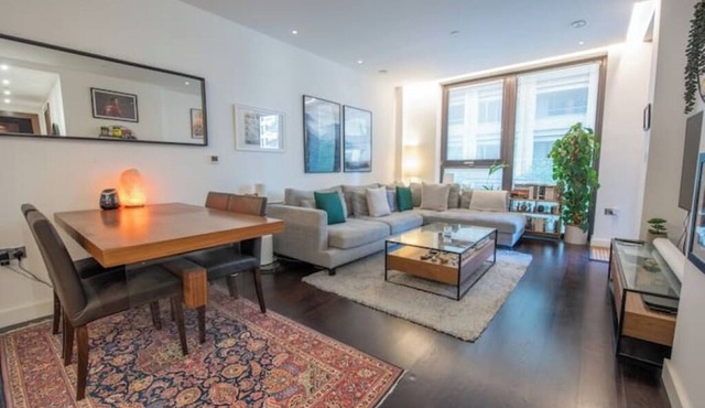 Serene, Spacious 2BR 2Bath Manhattan Style Flat | Gym | Balcony | 2 mins to Tube