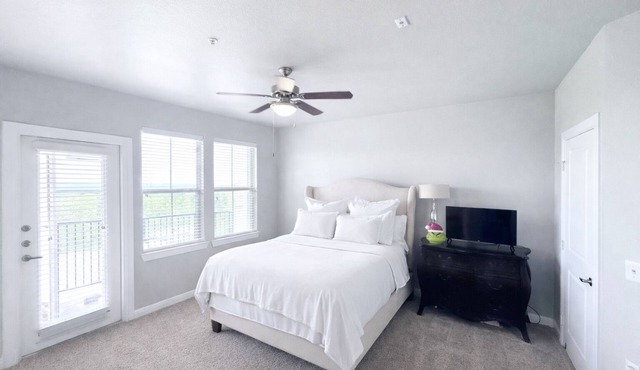 Serene & Spacious Bee Cave Luxury Retreat — Private Balcony View — Pool & Gym