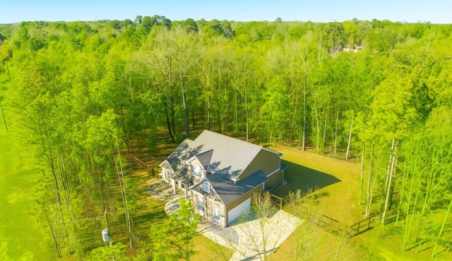 Serene Stay | 4BR Pets Board Games Near Golf!