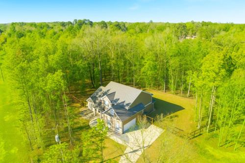 Serene Stay 4BR Pets Board Games Near Golf