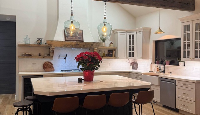 Serene Stay with Gorgeous Views, Bright, Cozy & Close to Everything Fruita.