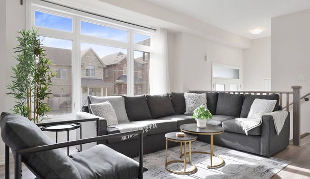 Serene Stays - Pickering (5 Beds, 2.5 Baths, 4 Parking)