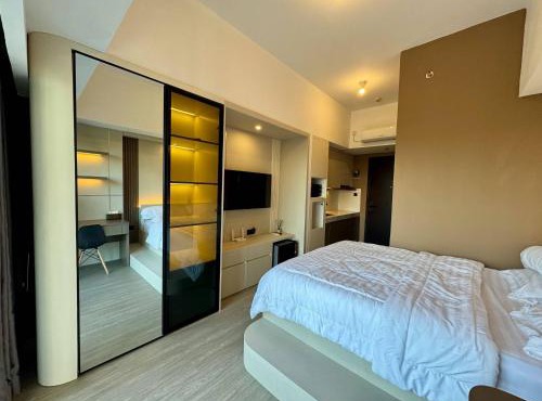 Serene Studio at Casa De Parco Apartment