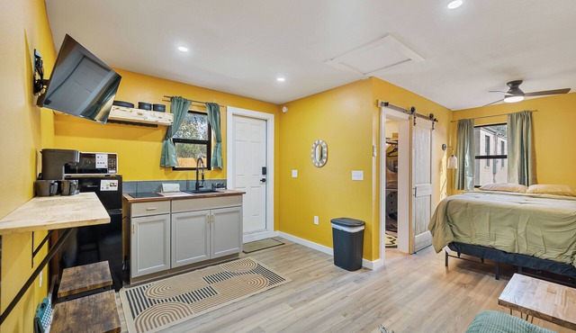 Serene Studio Near Downtown Milton & Water!