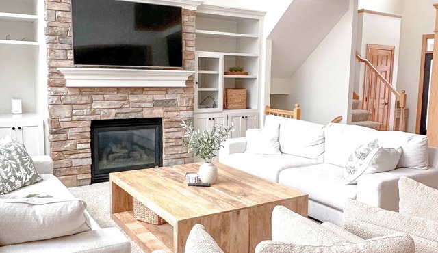 Serene Suburban Retreat with Hot Tub next to the Super Rink, 3M Open and USA Cup