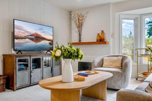 Serene Sunlit Retreat - Remodeled with EV charging and AC