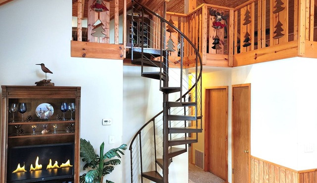 Serene Sunset View Lakehouse Near Cascade Mountain