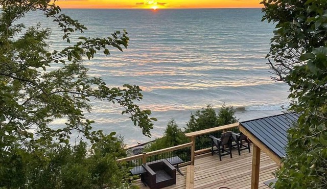 Serene Sunsets -Lakeside Comfort Awaits