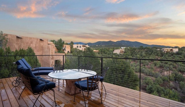 Serene Sunsets & Mountain Views w Arcade & Hot Tub