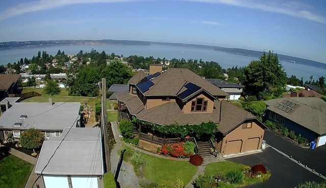 Serene Sunsets - Warm and Cozy Basement Suite