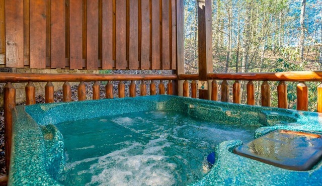 Serene Surroundings, Soothing Soaks & Fireside Sips Near the Crafts Community - Queen's Log Cabin